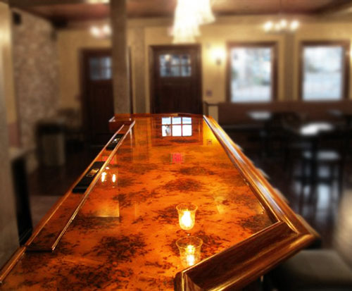 דלפק בר, נחושת מצופה אפוקסי קריסטלי. כמה חום ורוגע הדלפק תורם לאוירה